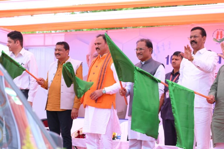 प्रदेश की लाइफलाइन हुई सशक्त: मुख्यमंत्री श्री विष्णुदेव साय ने 370 नई एम्बुलेंस को दिखाई हरी झंडी