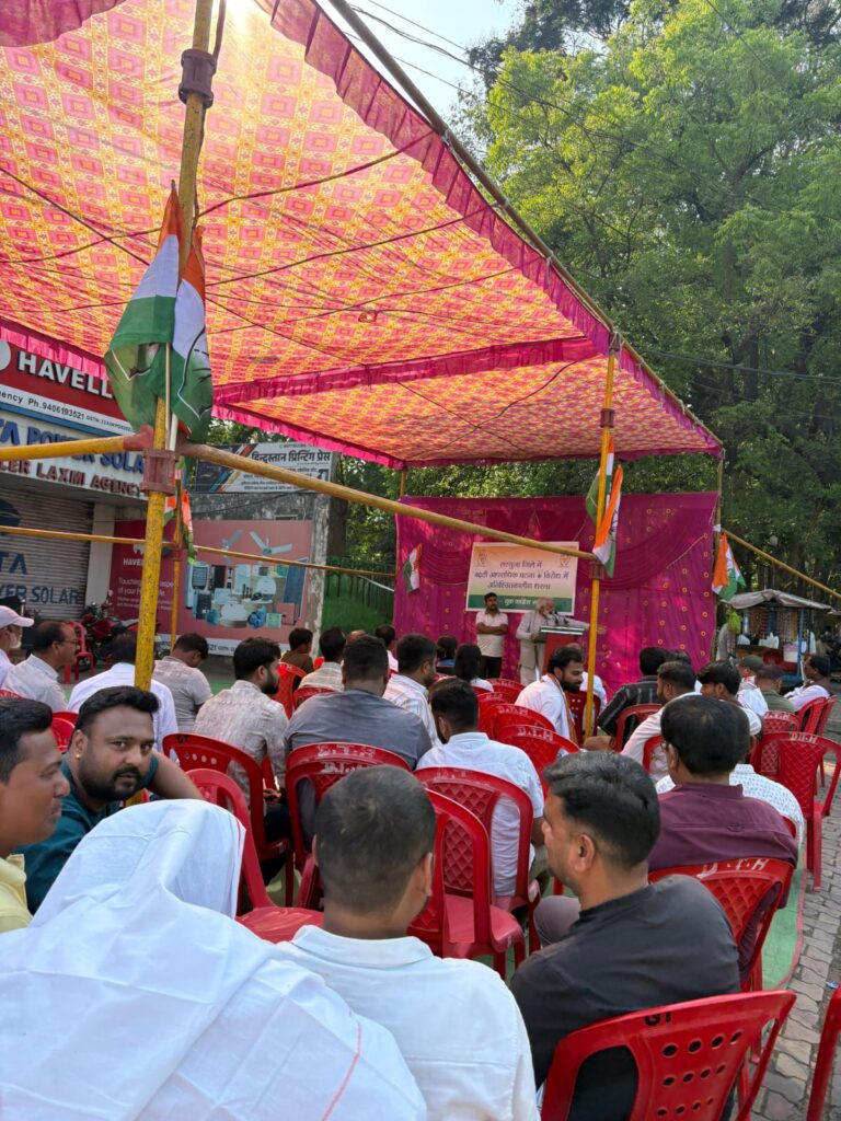 अम्बिकापुर में महामाया प्रवेश द्वार के पास महिला से दुराचार और जघन्य हत्याकांड को लेकर युवा कांग्रेस की राष्ट्रीय सचिव लिली श्रीवास के नेतृत्व में आज युवा कांग्रेस सरगुजा ने गाँधी चौक स्थित डेटा सेंटर मे धरना प्रदर्शन किया।