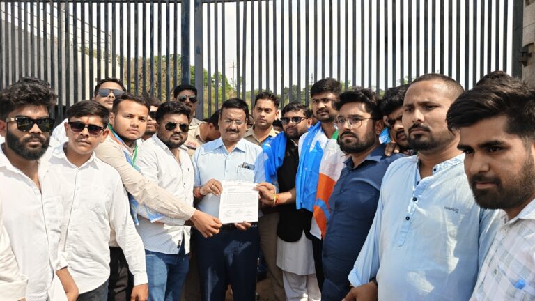 छात्रसंघ चुनाव को लेकर आज NSUI के सरगुजा, सूरजपुर और मनेन्द्रगढ़ जिला संगठन ने अपने अपने अध्यक्ष एवं विश्वविद्यालय अध्यक्ष के संयुक्त नेतृत्व में संत गहिरा गुरु विश्वविद्यालय का घेराव कर विश्वविद्यालय के कुलपति को ज्ञापन सौंपा है।