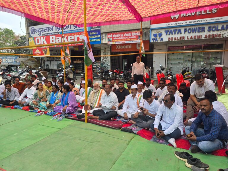 महामाया प्रवेश द्वार के पास महिला के साथ हुए दुर्दांत घटनाक्रम की गिरफ्तारी में अबतक विफल पुलिस प्रशासन के विरुद्ध आज भी कांग्रेस सड़कों पर मौजूद रही।