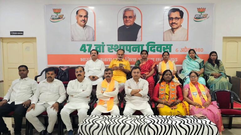 भाजपा स्थापना दिवस पर अंबिकापुर में उत्साहपूर्ण आयोजन, संगठन मजबूती का संकल्प कार्यकर्ताओं ने ध्वजारोहण, स्वच्छता और सम्मान कार्यक्रम के साथ मनाया स्थापना दिवस