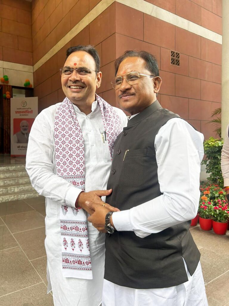 मुख्यमंत्री श्री विष्णुदेव साय ने राजस्थान के मुख्यमंत्री श्री भजनलाल शर्मा से की आत्मीय भेंट