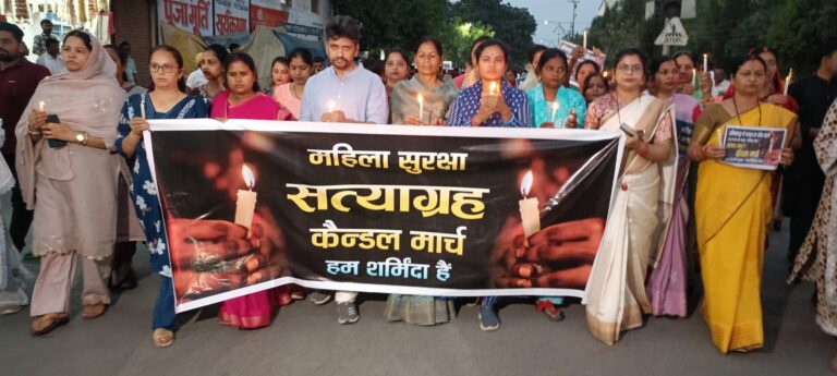महिला अपराधों में वृद्धि, नशे के बढ़ते कारोबार और इनके प्रति पुलिस निष्क्रियता के विरुद्ध जिला कांग्रेस कमेटी ने आज राजीव भवन से सद्भावना चौक (महामाया प्रवेश द्वार) मौन कैंडिल मार्च निकाला।