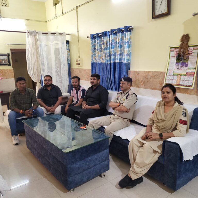 अतीफ रजा ने कहा कि “काला झंडा दिखाना एक लोकतांत्रिक अधिकार है, लेकिन सरकार ने इस अधिकार को भी छीनने का काम किया है। यह सीधे-सीधे लोकतंत्र की हत्या है।”