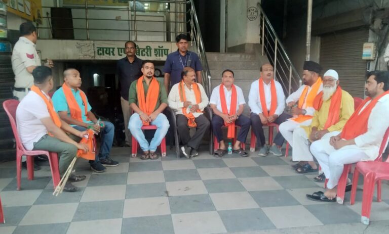 भाजपा स्थापना दिवस पर मौदहापारा में गांव चलो बस्ती चलो अभियान के तहत सरकार की विभिन्न योजना के संबंध में लाभार्थियों से घर-घर जाकर किया नेताओ ने सम्पर्क