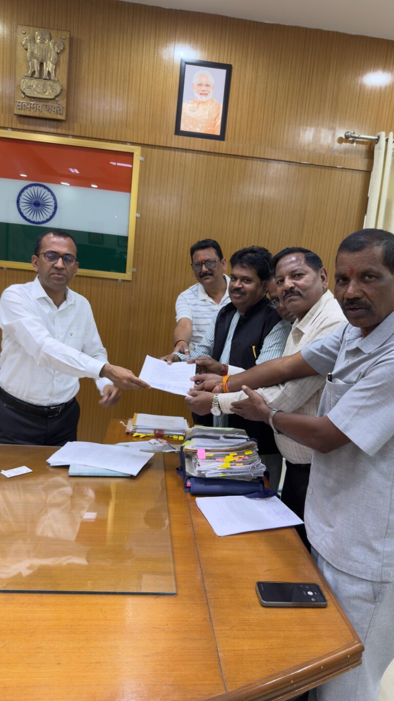 सरगुजा जिले में सर्व समाज के प्रतिनिधियों द्वारा महामहिम राष्ट्रपति जी के नाम कलेक्टर महोदय को एक महत्वपूर्ण ज्ञापन सौंपा गया।