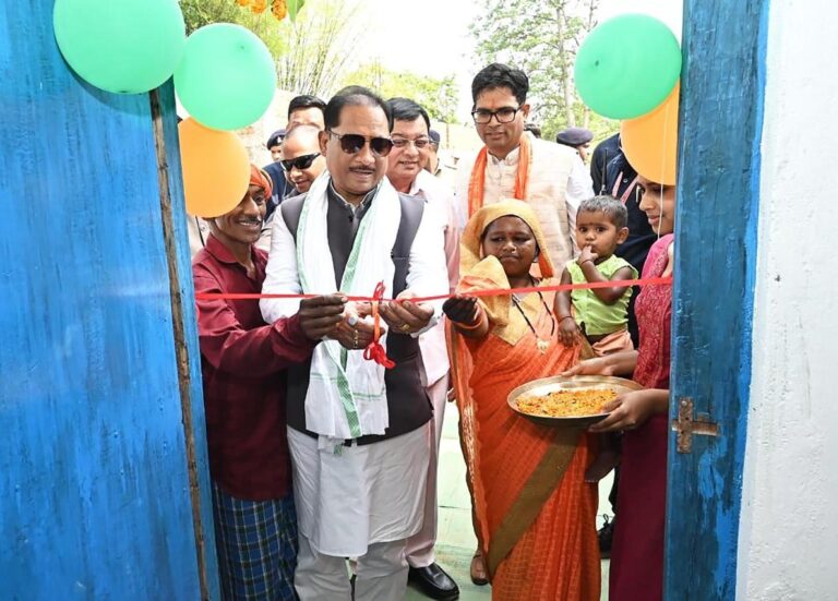 पक्के घर का सपना हुआ साकार : मुख्यमंत्री श्री विष्णु देव साय ने लेमरू में हितग्राही धरम सिंह के नए आवास में कराया गृह प्रवेश