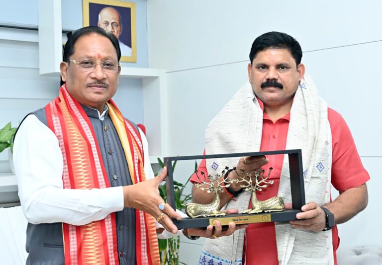 मुख्यमंत्री श्री विष्णुदेव साय से केंद्रीय कोयला एवं खान राज्य मंत्री श्री सतीश चंद्र दुबे ने की सौजन्य मुलाकात