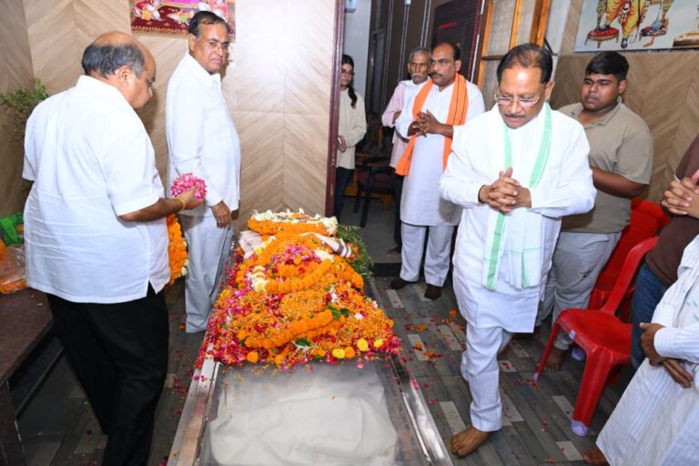 मुख्यमंत्री श्री विष्णुदेव साय ने छत्तीसगढ़ योग आयोग के अध्यक्ष स्व. श्री रूपनारायण सिन्हा को दी भावभीनी श्रद्धांजलि