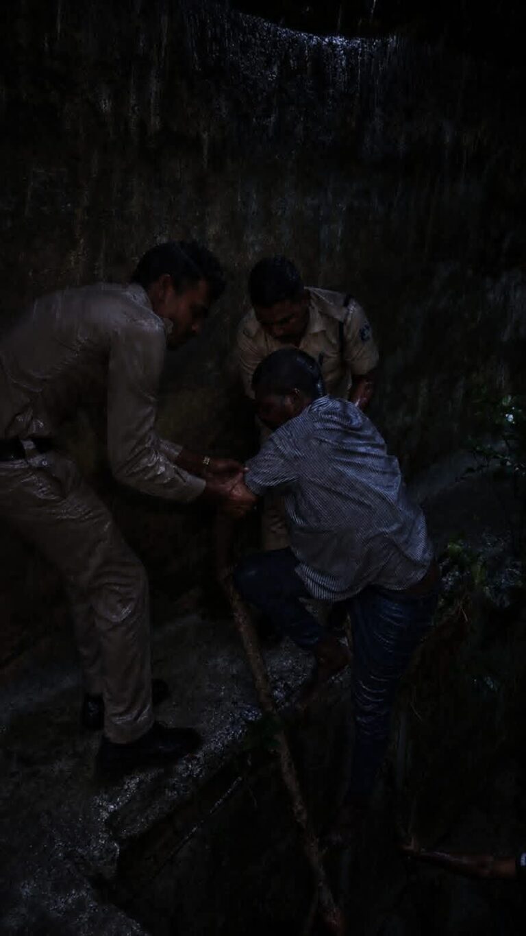 गंज थाना –तेज बारिश के बीच गंज पुलिस बनी सहारा, नाले में गिरे अर्धविक्षिप्त व्यक्ति को सुरक्षित निकाला