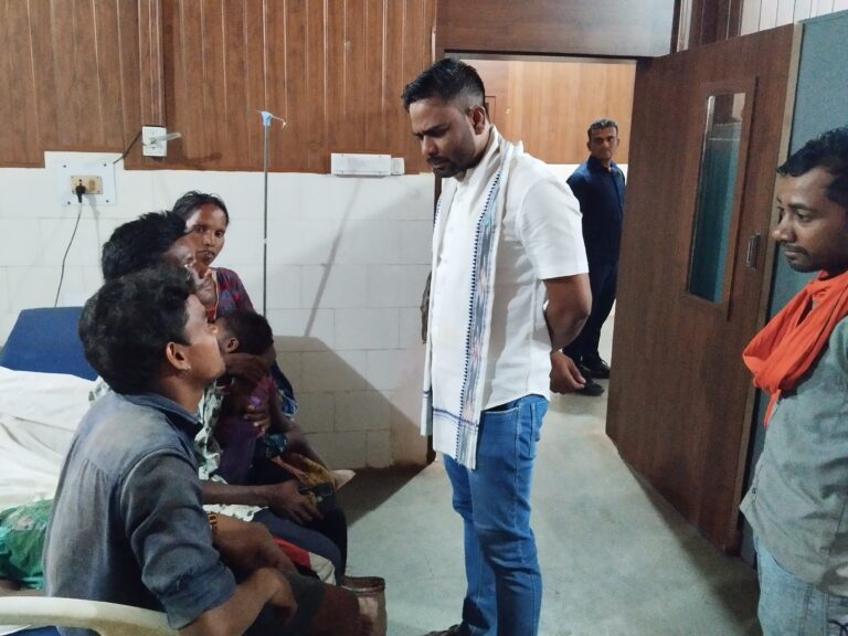 सीतापुर विधायक रामकुमार टोप्पो ने किया नगर के 100 बिस्तरिये अस्पताल का देर रात्रिकालीन औचक निरीक्षण