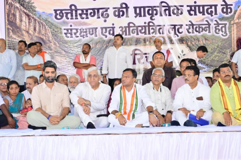 उदयपुर और हसदेव क्षेत्र में केंद्र में कांग्रेस की सरकार रहते उस समय के मुख्यमंत्री डॉ रमन सिंह के मांग पर केवल एक कोल खदान को अनुमति दी गई थी और यह कहा गया था कि इसके आगे इस क्षेत्र में नई खदानें नहीं खोली जा सकती, कई नियम और नई खदानों को अनुमति नहीं मिल सकती इसकी लक्ष्मण रेखा खींच दी गई थी। उसे केंद्र में भाजपा की सरकार बनते ही रावण को घर में घुसाने लक्ष्मण रेखा को ही मिटा दिया गया।