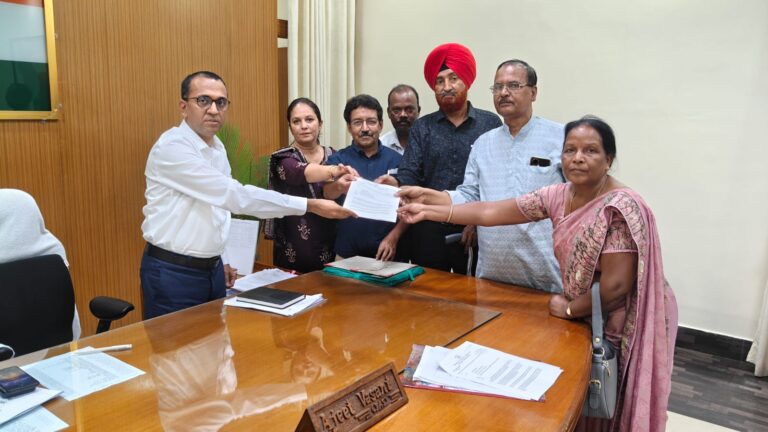 छत्तीसगढ़ सरकार के द्वारा राज्य के सरकारी और निजी स्कूलों के लिये अनिवार्य किये गये दैनिक प्रार्थना गतिविधियों पर पुनर्विचार की मांग को लेकर कांग्रेस के अल्पसंख्यक प्रकोष्ठ ने सरगुजा कलेक्टर को शिक्षा मंत्री के नाम ज्ञापन सौंपा है।