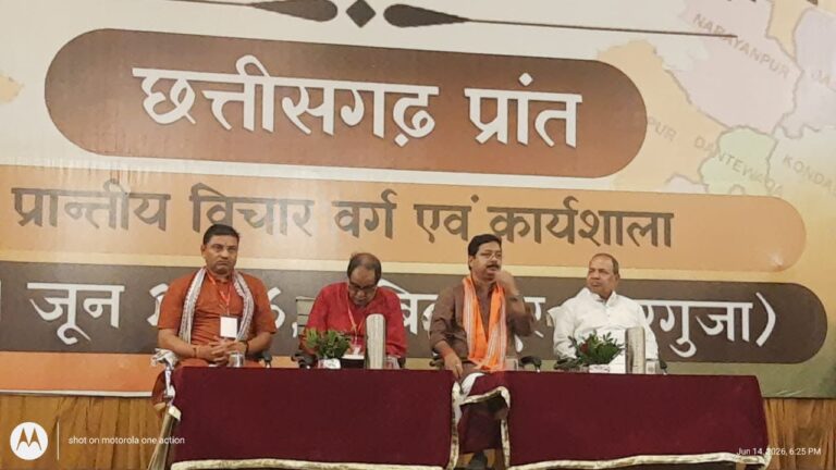 छत्तीसगढ़ गृह निर्माण मंडल के अध्यक्ष अनुराग सिंह देव ने स्वदेशी जागरण मंच के समापन सत्र के अवसर पर कहा उन्होंने कहा कि आज स्वदेशी अपनाकर हम इस राष्ट्र को सशक्त बनाने में अपनी माहिती भागीदारी निभा सकते हैं