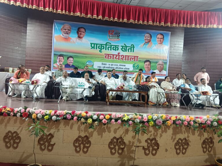 किसान मोर्चा महाकार्यशाला प्रधानमंत्री श्री नरेंद्र मोदी जी के 12 साल स्वर्णिम विश्वास के,विकास के और जनकल्याण के कार्यकाल के पूर्ण होने के अवसर पर आज भाजपा किसान मोर्चा अंबिकापुर द्वारा आयोजित अजिरमा स्थित कृषि महाविद्यालय ऑडिटोरियम में आयोजित प्राकृतिक खेती कार्यशाला में सहभागी हुआ।