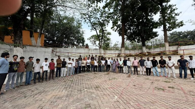 प्रधानमंत्री नरेंद्र मोदी के 12 वर्षों के सफल कार्यकाल पर भाजयुमो महामाया मंडल ने चलाया स्वच्छता अभियान
