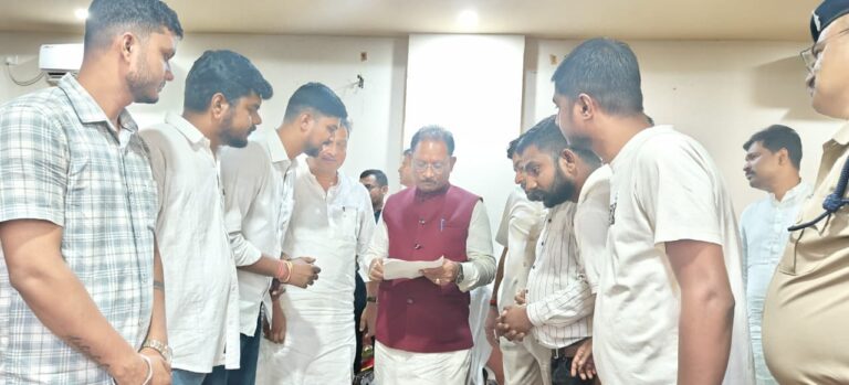 सरगुजा NSUI ने जिलाध्यक्ष आशीष जायसवाल के नेतृत्व में अम्बिकापुर दौरे पर पधारे मुख्यमंत्री विष्णु देव साय से शनिवार शाम मुलाकात कर सरगुजा जिले में शासकीय पत्रकारिता महाविद्यालय की स्थापना किए जाने की मांग को लेकर ज्ञापन सौंपा।
