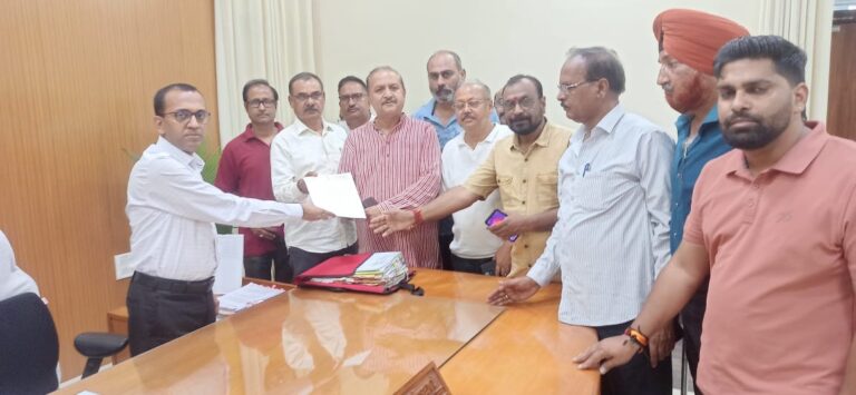 कलाकेन्द्र मैदान के आबंटन में भारी भ्रष्टाचार के वार्तालाप का ऑडियो वायरल होने के बाद सरगुजा जिला कांग्रेस कमेटी ने निगम में नेता प्रतिपक्ष शफी अहमद के नेतृत्व में कलेक्टर को ज्ञापन सौंप इस मामले की जांच के लिये एस0आई0टी0 गठन की मांग की है।