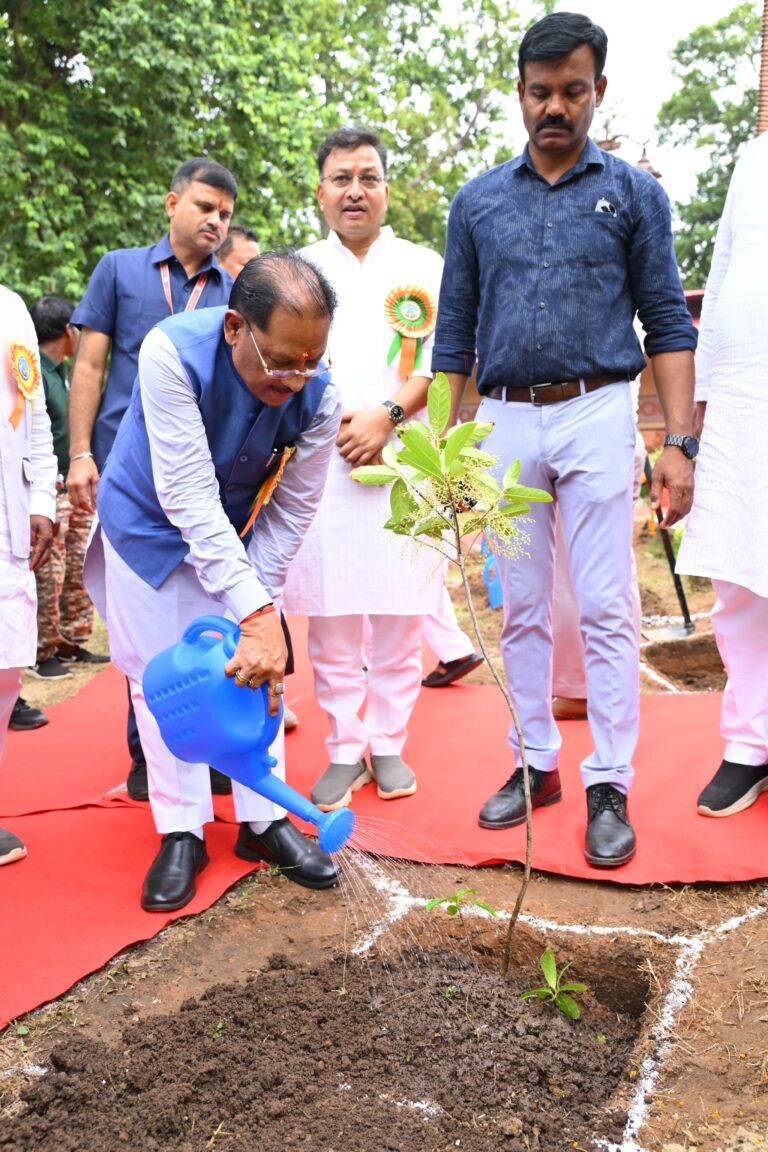 मातृशक्ति एवं प्रकृति के प्रति श्रद्धा का अनुपम संगम : मुख्यमंत्री विष्णु देव साय ने “राम वाटिका” में किया रुद्राक्ष का पौधारोपण