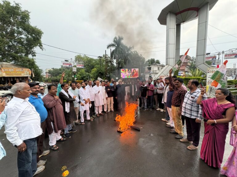 कांग्रेस को बदनाम करने के उद्देश्य से केंद्र और प्रदेश की भाजपा सरकार के द्वारा जांच एजेंसियों का दुरुपयोग कर कांग्रेस के पदाधिकारियों और कार्यकर्ताओं को प्रताड़ित करने के विरोध में आज जिला कांग्रेस कमेटी के द्वारा प्रधानमंत्री और छत्तीसगढ़ के मुख्यमंत्री का पुतला दहन किया गया।