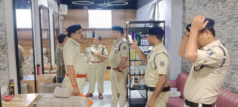 राजधानी रायपुर में कानून-व्यवस्था को सुदृढ़ बनाए रखने और स्पा सेंटरों में नियमों के पालन को सुनिश्चित करने के उद्देश्य से रायपुर कमिश्नरेट पुलिस ने पश्चिम क्षेत्र में विशेष आकस्मिक चेकिंग अभियान चलाया।