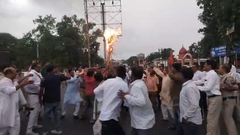 पूर्व प्रदेश कोषाध्यक्ष रामगोपाल अग्रवाल की गिरफ्तारी के विरोध में कांग्रेस का प्रदर्शन, पीएम मोदी और सीएम साय का फूंका पुतला