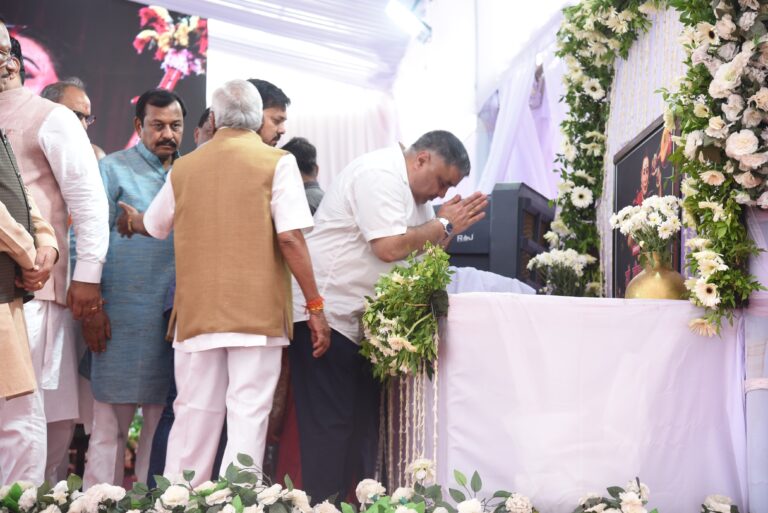 पंडवानी की अमर साधिका स्व. डॉ. तीजन बाई को अंतिम श्रद्धांजलि देने गनियारी पहुंचे मुख्यमंत्री विष्णु देव साय और संस्कृति मंत्री राजेश अग्रवाल