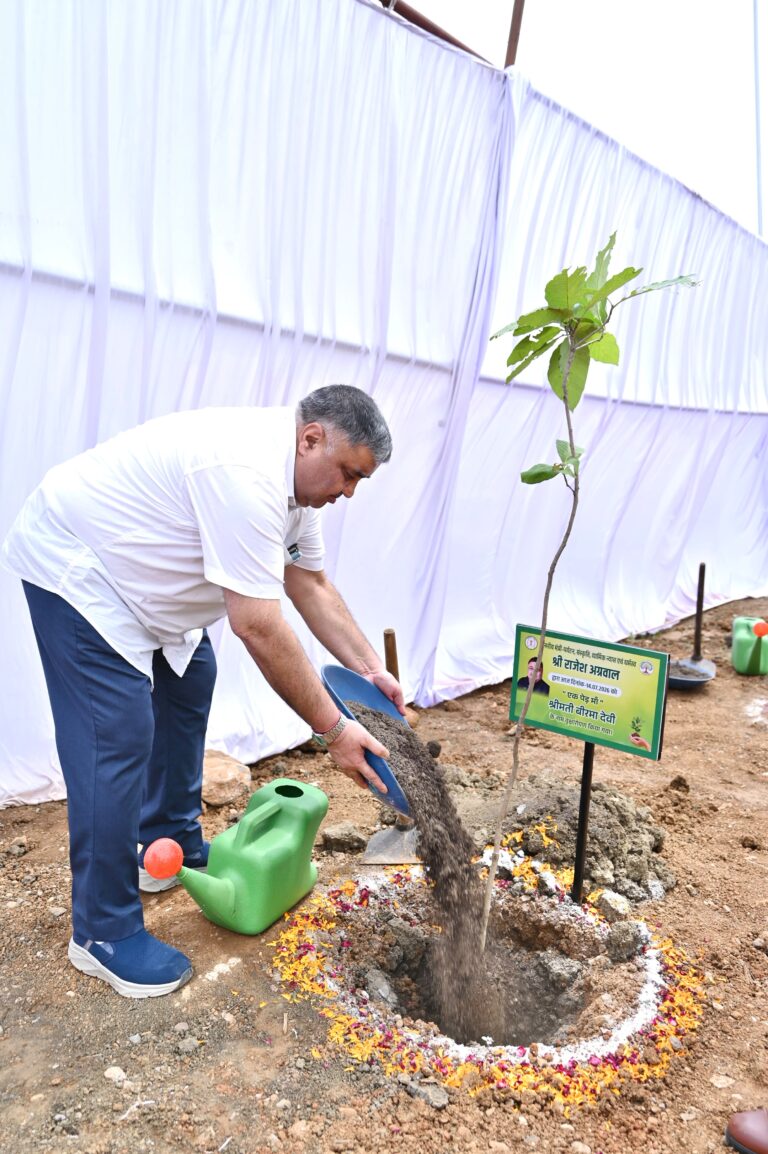 “एक पेड़ माँ के नाम” अभियान के तहत मंत्री श्री राजेश अग्रवाल ने नवीन विधानसभा परिसर में लगाया पौधा