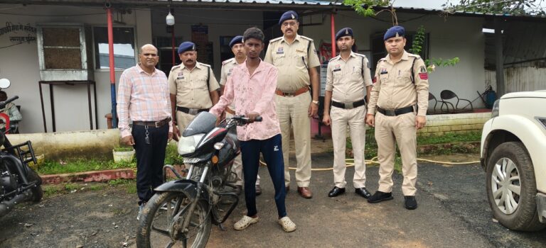 मोटरसायकल चोरी का आरोपी गिरफ्तार, 01 नग मोटरसायकल अनुमानित मशरुका लगभग 50 हजार जप्त।