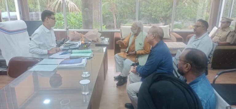 भाजपा नेताओं से जुड़े भ्रष्टाचार, मारपीट और जमीन घोटाले जैसे गंभीर मामलों में कांग्रेस के द्वारा दिये गये ज्ञापन पर पुलिस कार्यवाही की जानकारी बाबत आज सोमवार को जिला कांग्रेस कमेटी का एक दल जिलाध्यक्ष बालकृष्ण पाठक के नेतृत्व में सरगुजा रेंज के आईजी दीपक झा से मिला।