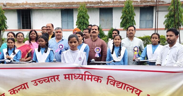 मंत्री राजेश अग्रवाल ने नव प्रवेशी बच्चों का स्वागत करते हुए उन्हें तिलक लगा लड्डू खिलाकर माला पहनाकर स्वागत किया