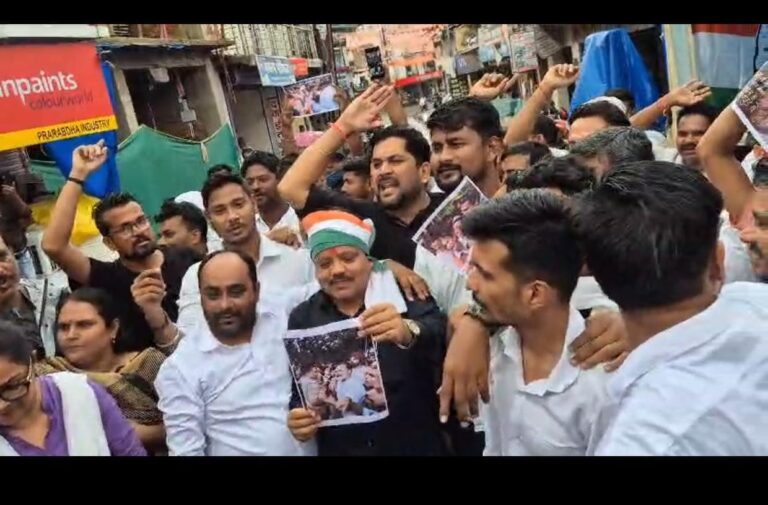 पेपर लीक के विरोध में प्रधानमंत्री एवं शिक्षा मंत्री का पुतला दहन