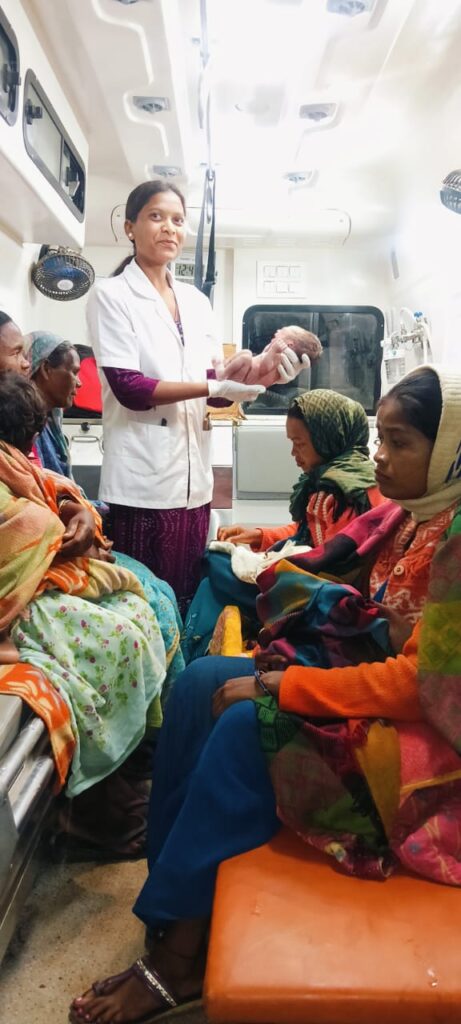 108 संजीवनी एक्सप्रेस बनी मददगार: एम्बुलेंस में गूंजी किलकारी, ईएमटी मनीषा की सूझबूझ से सुरक्षित प्रसव