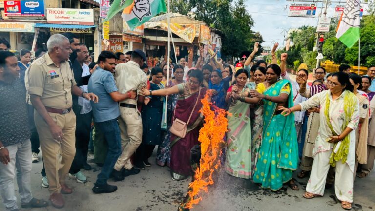 बलात्कारियों का स्वागत करने वाले व्यक्ति को देश का शिक्षा मंत्री नियुक्त करने और GEN-Z युवतियों पर कंगना राणावत की अभद्र टिप्पणी के विरोध में राष्ट्रीय नेतृत्व के आवाहन पर आज महिला कांग्रेस के नेतृत्व में जिला कांग्रेस कमेटी सरगुजा ने घड़ी चौक पर किया।