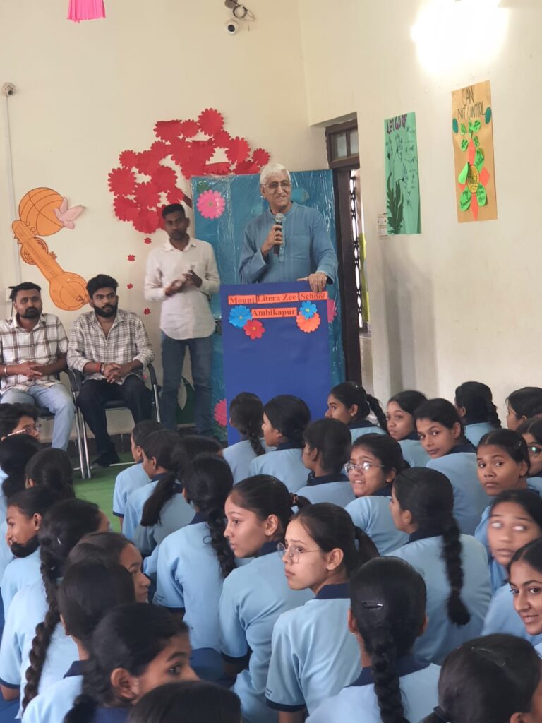 पूर्व उपमुख्यमंत्री श्री टी एस सिंहदेव की प्रेरणा से सरगुजा जिला NSUI ने स्कूलों और कॉलेज में ” छात्र संवाद” के नाम से एक कार्यक्रम की शुरूआत शहर के एक निजी स्कूल माउंट लिटेरा से प्रारंभ किया है।