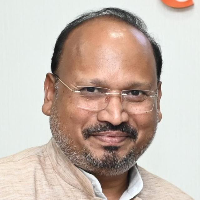 संस्कारों का हस्तांतरण अगली पीढ़ी को ठीक तरीके से न हो तो उस समाज का क्षय होना निश्चित है। अश्लीलता दबे पांव नहीं, सीना तानकर इंस्टा यूट्यूब के दरवाजे आपके घर तक आई है- संतोष दास सरल