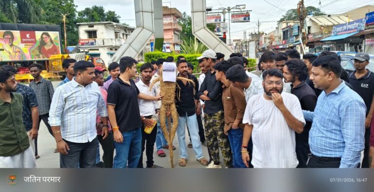 भाजयुमो सरगुजा ने नाबालिक आदिवासी बालिका के साथ हुए दुष्कर्म के विरोध में किया अपराधी का पुतला दहन एवं सौंपा ज्ञापन
