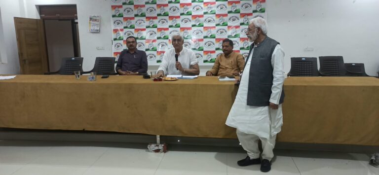स्मार्ट मीटर को लेकर घोषित आंदोलन के क्रियान्वयन सहित संगठनात्मक क्रियाशीलता और जनता के बीच मोदी सरकार एवं प्रदेश सरकार की विफलता के प्रचार प्रसार के लिए जिला कांग्रेस कमेटी सरगुजा ने बुधवार को एक वृहद कार्यशाला का आयोजन किया।