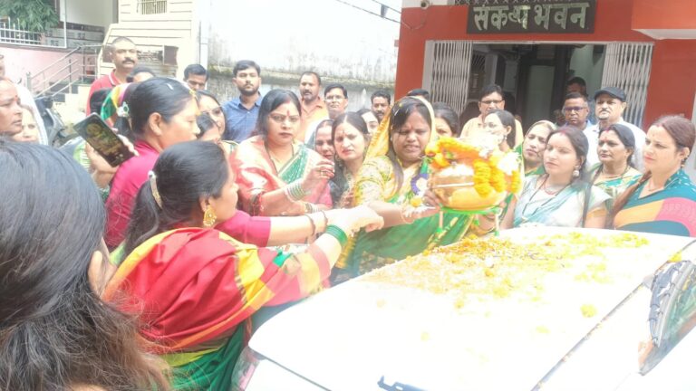संत रविदास की जन्मस्थली की पावन मिट्टी से युक्त कलश एवं रथ का सरगुजा में भव्य स्वागत