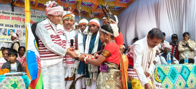 कूटकू मैदान में गूंजा आदिवासी संस्कृति का रंग, धूमधाम से मनाया गया विश्व आदिवासी दिवस