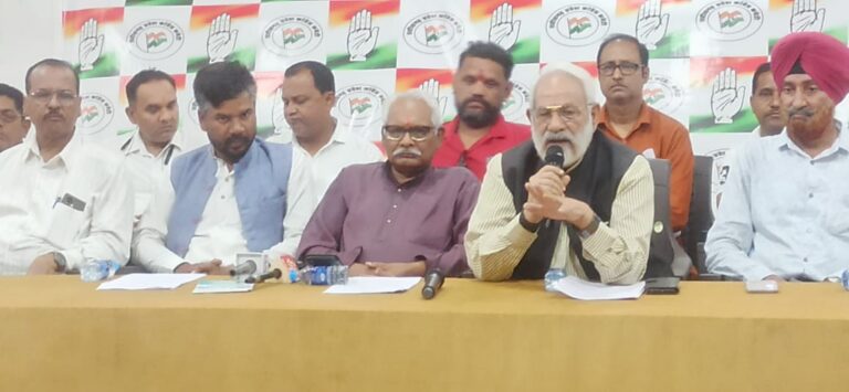 प्रदेश सरकार के द्वारा 9 अगस्त को मनाये जाने वाले विश्व आदिवासी दिवस के अघोषित बहिष्कार एवं उपेक्षा के विरोध में आज प्रदेश कांग्रेस कमेटी के निर्देश पर छत्तीसगढ़ के 15 आदिवासी समुदाय बहुल जिलों में कांग्रेस ने प्रेसवार्ता किया है।