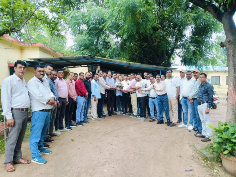 नवपदस्थ संयुक्त संचालक शिक्षा डा राजेश सिंह से टीचर्स एसोसिएशन ने की सौजन्य भेंट