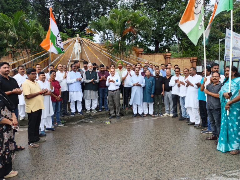 कांग्रेस के राष्ट्रीय अध्यक्ष मल्लिकार्जुन खड़गे के साथ संघ परिवार से जुड़े संगठन के द्वारा अश्पृश्यता के व्यवहार से नाराज जिला कांग्रेस कमेटी सरगुजा ने जिलाध्यक्ष बालकृष्ण पाठक के नेतृत्व में राजीव भवन से गांधी चौक तक रैली निकाल प्रदर्शन किया है।