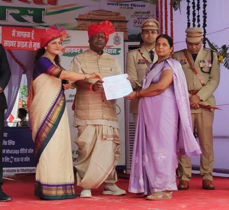 आंगनबाड़ी कार्यकर्ता मातेश्वरी द्विवेदी को सांसद चिंतामणि महाराज ने किया सम्मानित