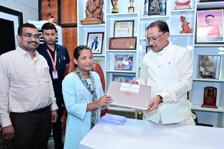 दृष्टिबाधा नहीं बनी बाधा, जयमंती के सपनों को मिली डिजिटल उड़ान मुख्यमंत्री श्री विष्णुदेव साय ने दृष्टिबाधित छात्रा जयमंती खेस को भेंट किया लैपटॉप
