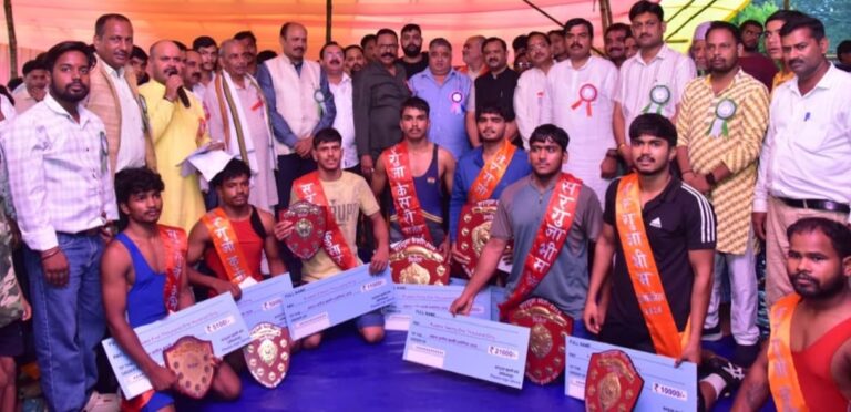 नागपंचमी पर अंबिकापुर में भव्य दंगल कुश्ती प्रतियोगिता सरगुजा कुश्ती संघ के तत्वावधान में हुआ आयोजन, पर्यटन एवं संस्कृति मंत्री राजेश अग्रवाल ने पहलवानों का बढ़ाया उत्साह