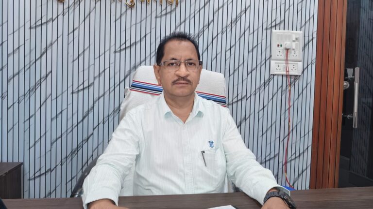 जिला शिक्षा कार्यालय में बदली कार्यप्रणाली, बिचौलियों की भूमिका हुई समाप्त, डीईओ मनीराम यादव से सीधे संपर्क कर रहे शिक्षक और कर्मचारी, शिकायतों के त्वरित निराकरण से बढ़ा भरोसा..