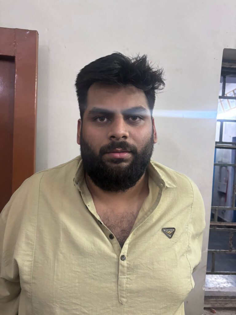 रायपुर पुलिस कमिश्नरेट – थाना मौदहापारा शुष्क दिवस पर प्लैटिनम बार से चोरी-छिपे शराब निकालकर अवैध बिक्री करने पर संचालक एवं गार्ड के विरुद्ध कार्यवाही।