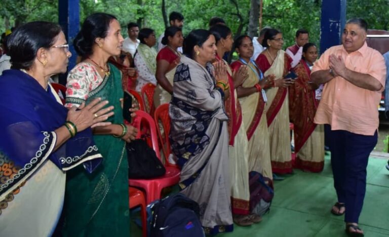 रामगढ़ में मितानिन बहनों से पर्यटन एवं संस्कृति मंत्री ने किया आत्मीय संवाद, समस्याओं और आवश्यकताओं की ली जानकारी