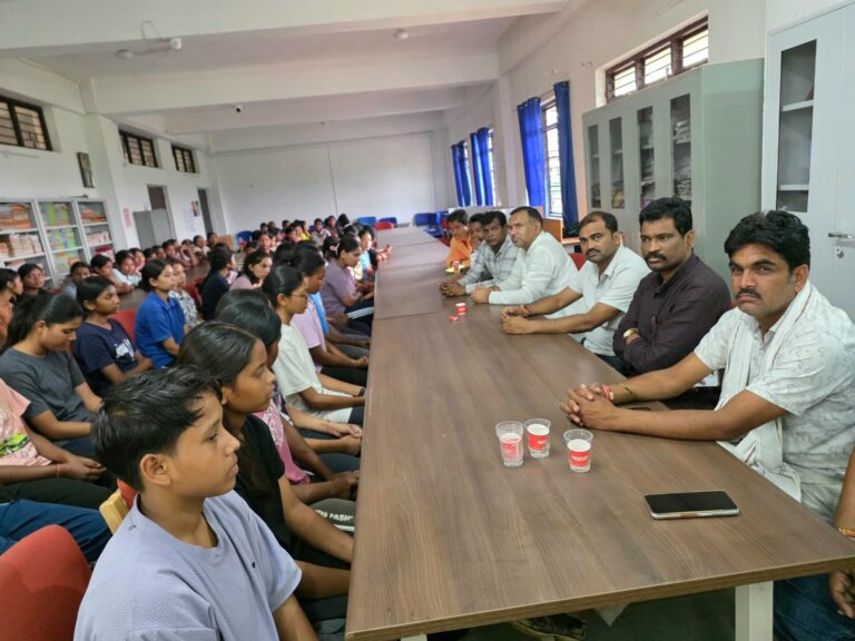 एकलव्य विद्यालय पहुंचा भाजपा बतौली मंडल का प्रतिनिधिमंडल भरत सिंह सिसोदिया ने छात्राओं से वीडियो कॉन्फ्रेंसिंग के जरिए की चर्चा, त्वरित समाधान के लिए समस्याओं से अवगत कराया प्राचार्य को